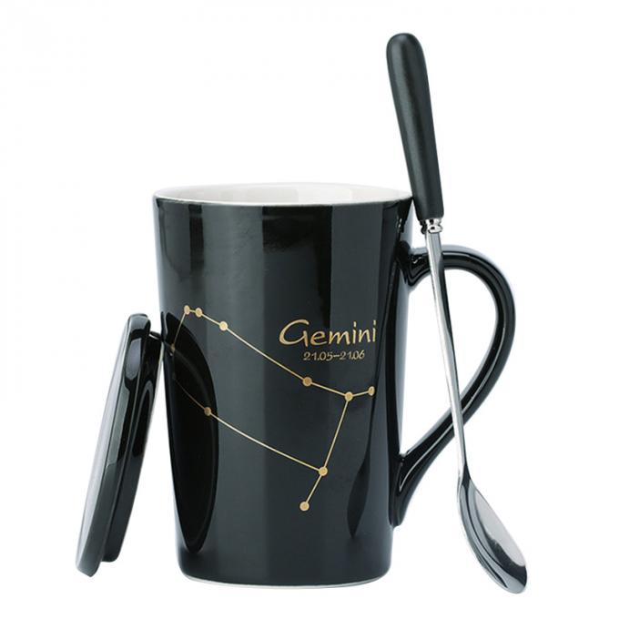 L'abitudine di alta qualità ha stampato 12 tazze ceramiche della chiavetta del caffè delle tazze della costellazione con la metallina del drinkware del cucchiaio e del coperchio colorata multi