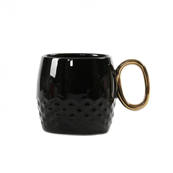 Le tazze da caffè ceramiche divertenti l'ananas della porcellana che modella le tazze bianche nere della tazza con oro trattano il ricordo promozionale placcato di viaggio
