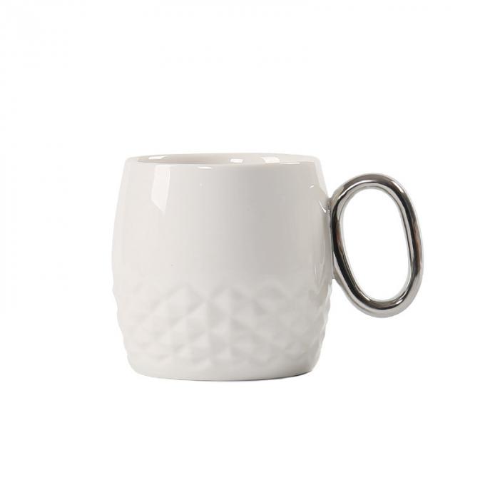 Le tazze da caffè ceramiche divertenti l'ananas della porcellana che modella le tazze bianche nere della tazza con oro trattano il ricordo promozionale placcato di viaggio