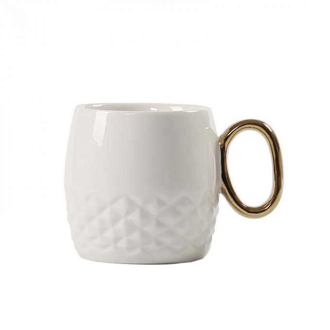Le tazze da caffè ceramiche divertenti l'ananas della porcellana che modella le tazze bianche nere della tazza con oro trattano il ricordo promozionale placcato di viaggio